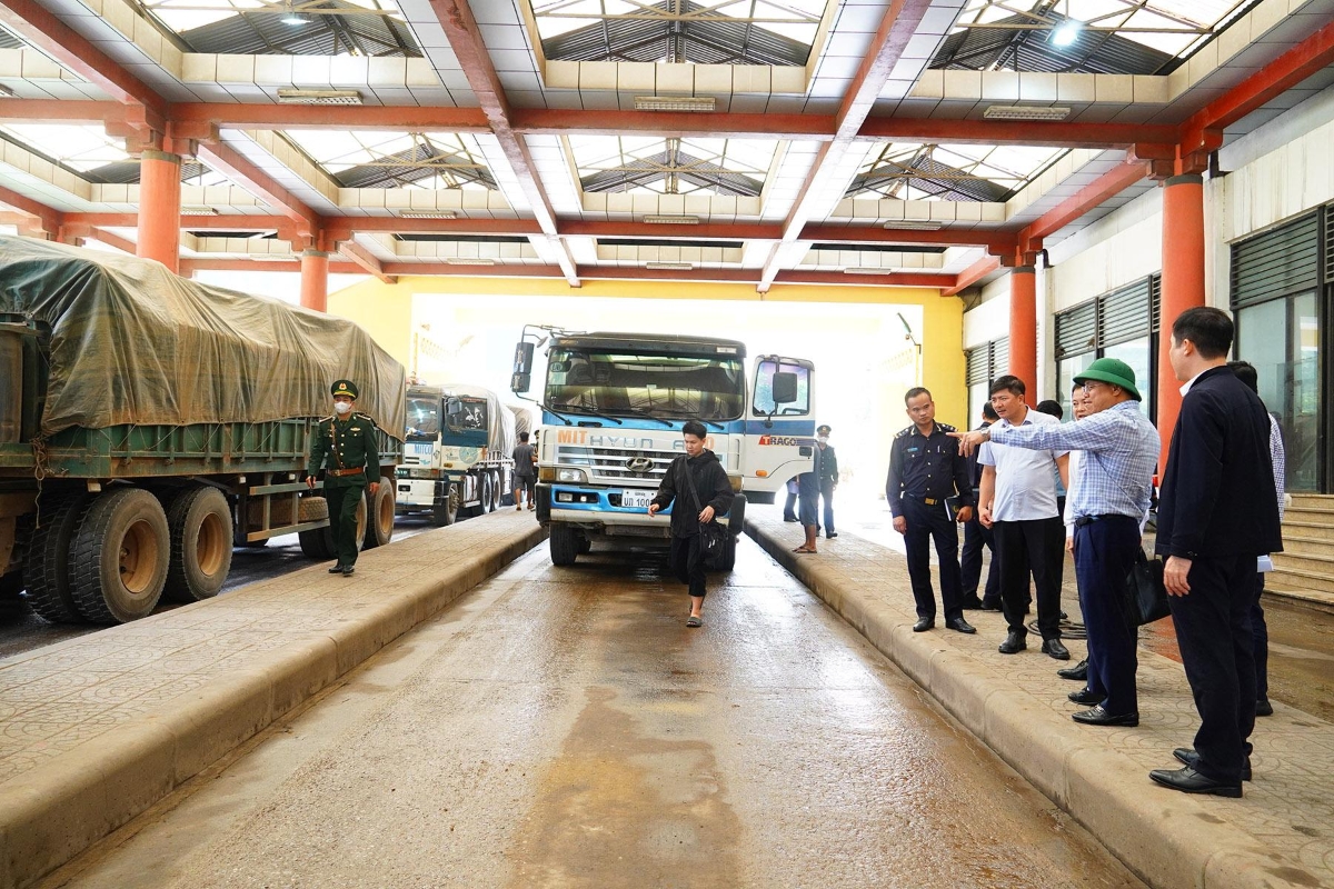 Phó Chủ tịch UBND tỉnh Quảng Trị Lê Đức Tiến kiểm tra khu vực dừng làm thủ tục thông quan cho các phương tiện