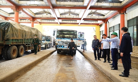 Phó Chủ tịch UBND tỉnh Quảng Trị Lê Đức Tiến kiểm tra khu vực dừng làm thủ tục thông quan cho các phương tiện