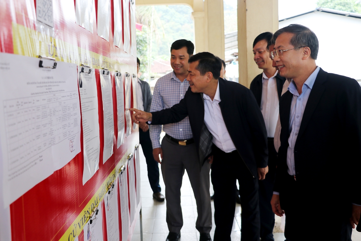 Phó Chủ tịch UBND tỉnh Nghệ An Thái Văn Thành kiểm tra điểm bầu cử tại bản Sơn Hà, xã Tam Quang. Đây là 01 trong 18 điểm bầu cử trên địa bàn xã với 977 cử tri tham gia bỏ phiếu 