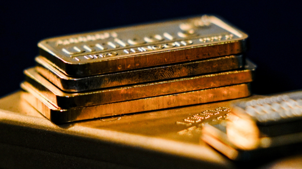 Giá vàng “bốc hơi” hơn 200 USD/oz, SPDR Gold Trust xả hàng