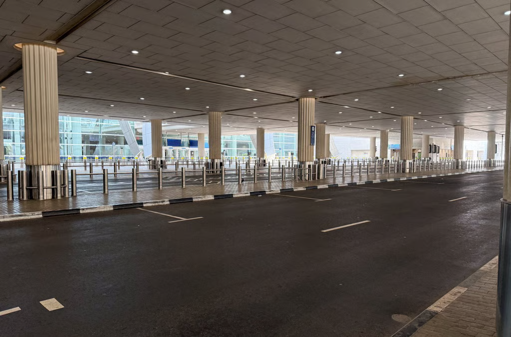 Hình ảnh khu vực đến vắng vẻ tại Sân bay Quốc tế Dubai hôm thứ Hai tuần này. Ảnh: Reuters