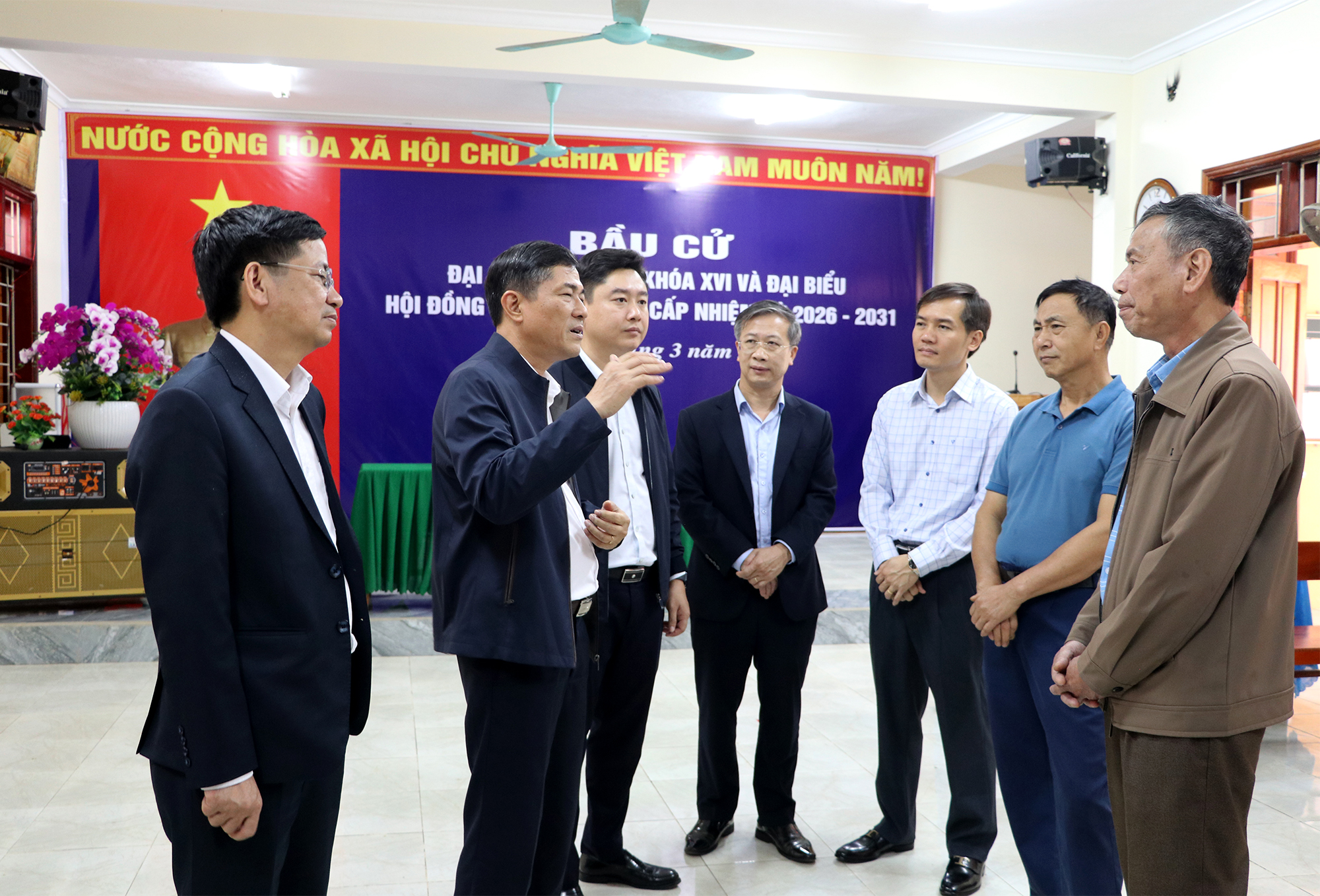 Phó Chủ tịch UBND tỉnh Nghệ An trao đổi với Xóm trưởng xóm Hòa Bắc, xã Tương Dương Lô Văn Phương (người ngoài cùng bên phải) về việc rà soát, đảm bảo cử tri tham gia bỏ phiếu đầy đủ