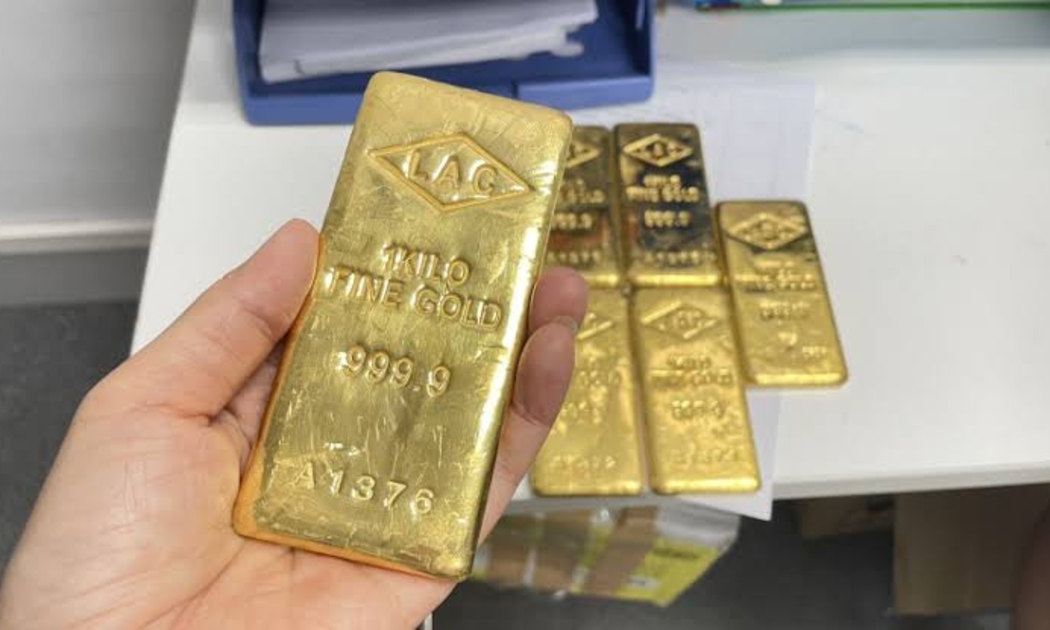 Phát hiện 4 hành khách nhập cảnh Nội Bài giấu 12,3 kg kim loại nghi vàng 