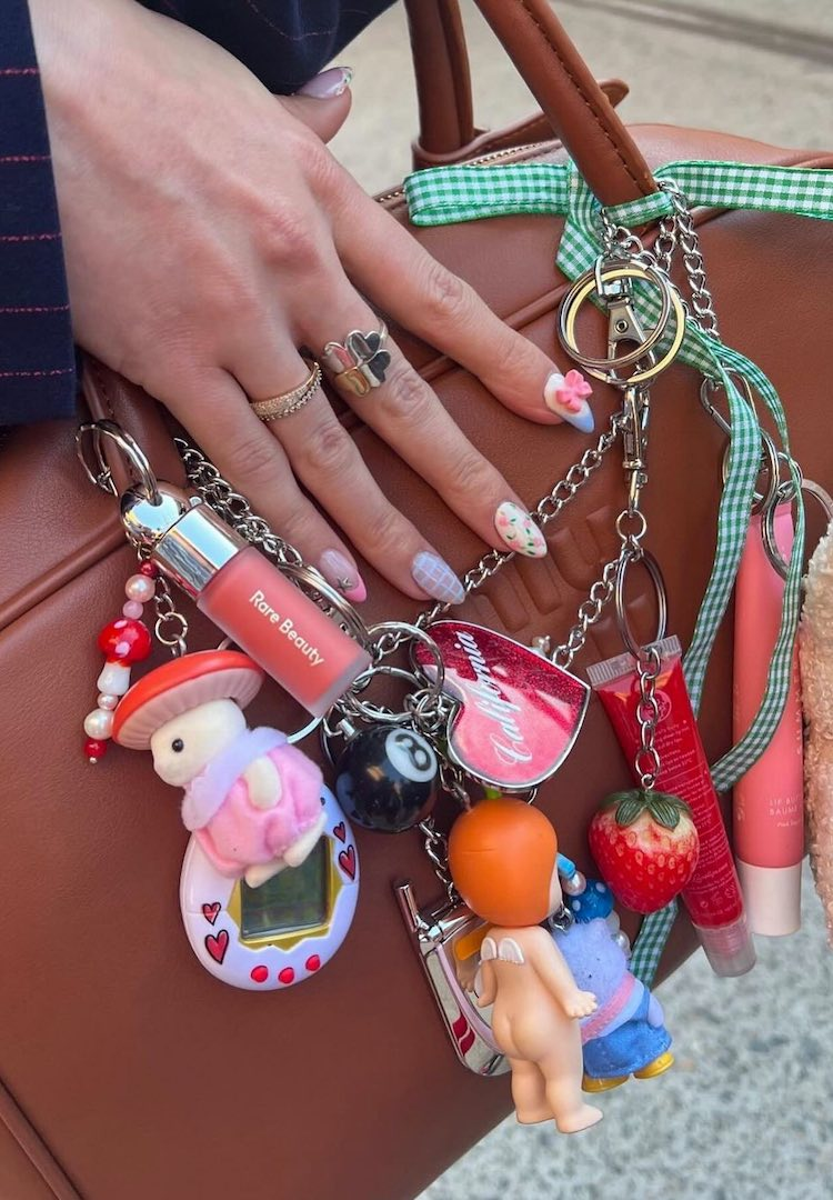 Móc treo túi giờ đây cũng phải là&nbsp;vật dụng hữu ích.