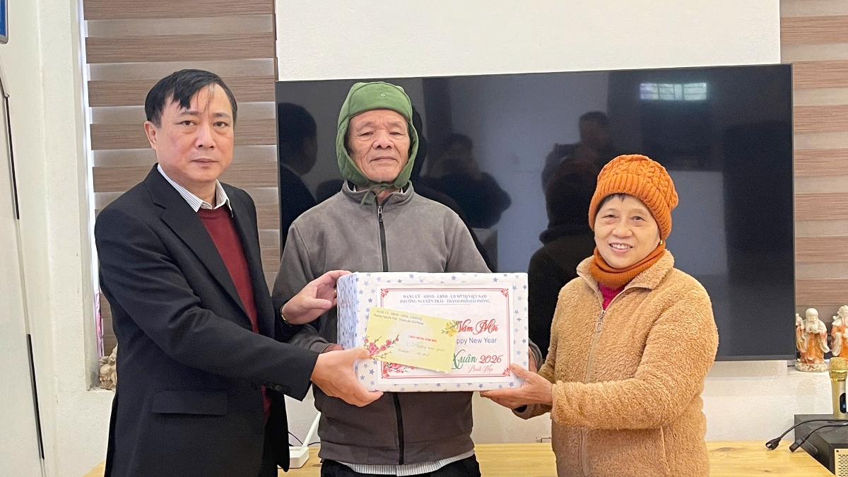 Đại diện lãnh đạo phường Nguyễn Trãi (một trong ba khu vực khó khăn của Hải Phòng) trao quà cho hộ chính sách.