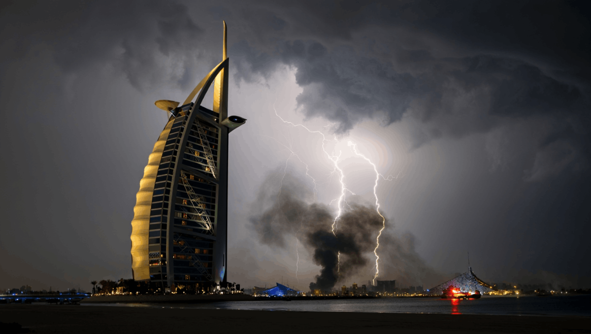 Ngày 1/3/2026, Dubai thức giấc với tiếng nổ, tiếng còi báo động không kích và những cột khói dày đặc bốc lên trên các địa danh nổi tiếng. Ảnh: The Daily Pulse USA