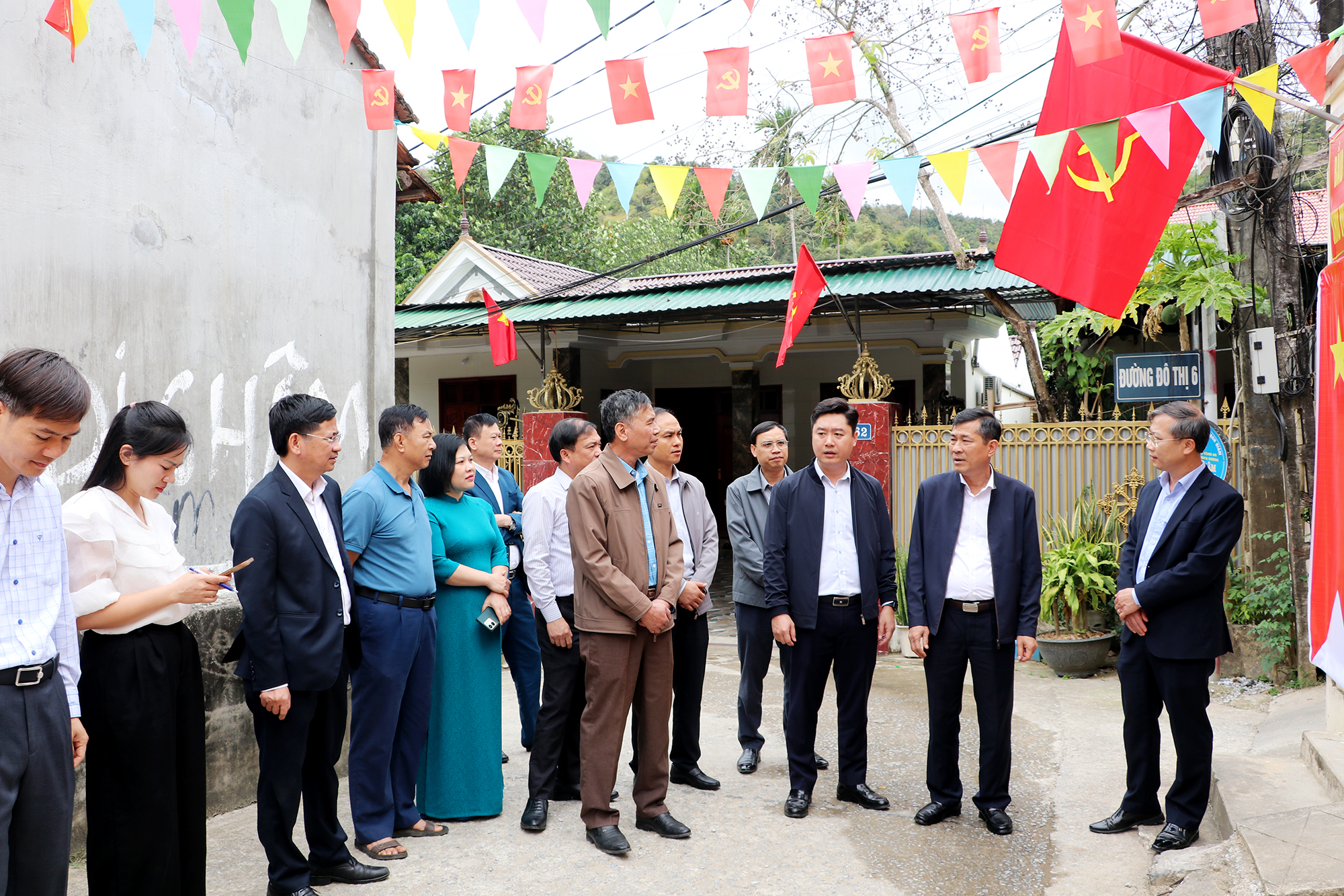 Bí thư Đảng ủy xã Tương Dương Lê Văn Lương cho biết, Ban Chỉ đạo bầu cử xã đã xuống kiểm tra tại các khu vực bỏ phiếu, mọi công việc được triển khai nghiêm túc; công tác trang trí, tuyên truyền, đảm bảo an ninh trật tự đã được triển khai