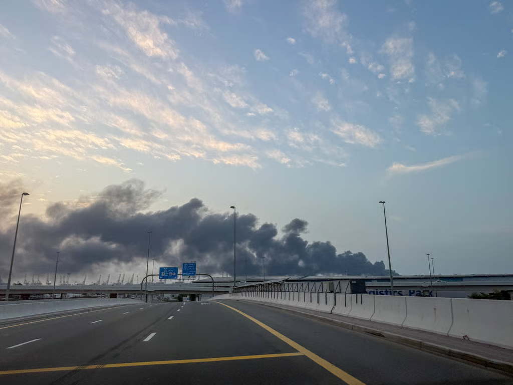 Khói bốc lên nghi ngút từ cảng Jebel Ali sau vụ tấn công của Iran tại Dubai hôm Chủ nhật. Ảnh: Reuters