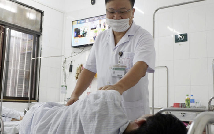 Bác sĩ Viện Sức khỏe tâm thần thăm khám cho bệnh nhân.