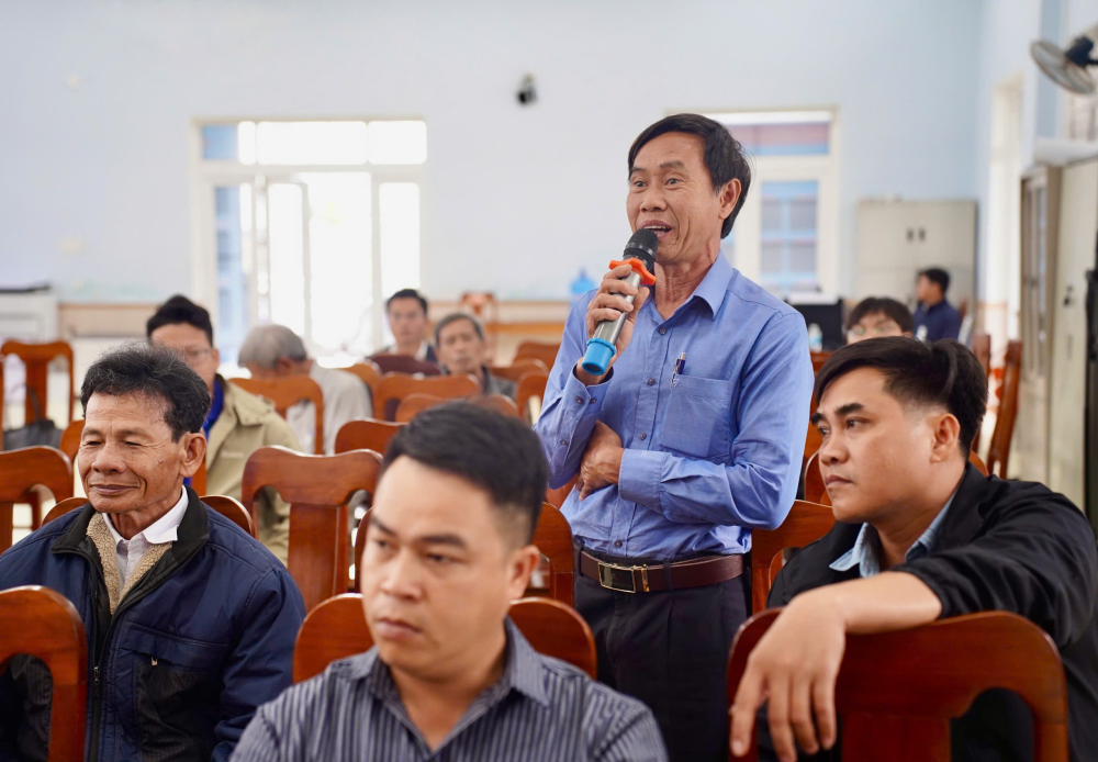 Cử tri trao đổi ý kiến tại buổi tiếp xúc