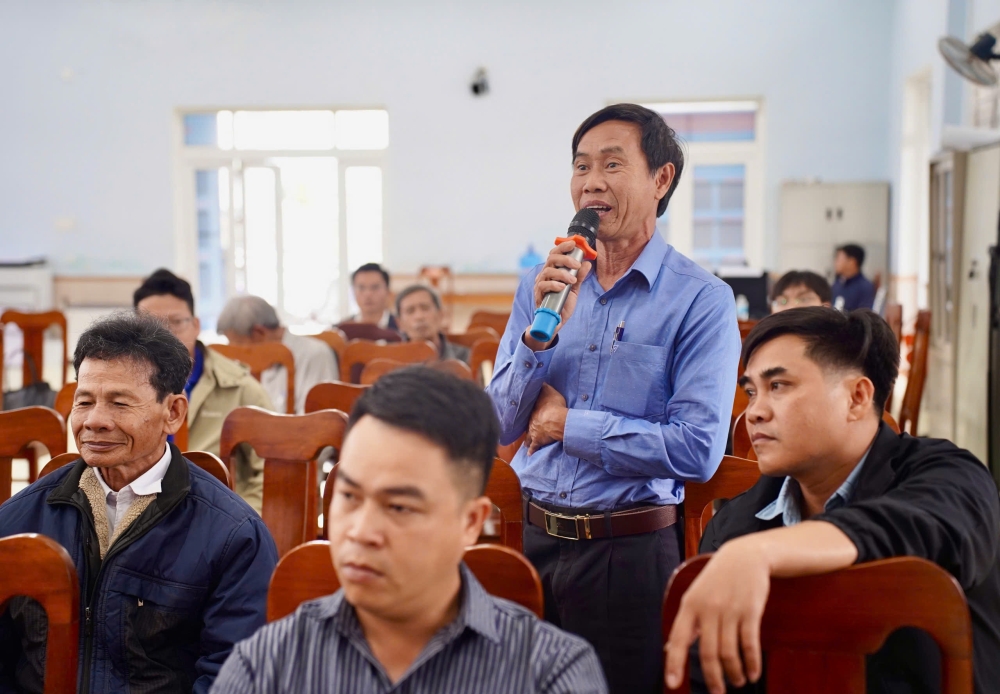 Cử tri trao đổi ý kiến tại buổi tiếp xúc