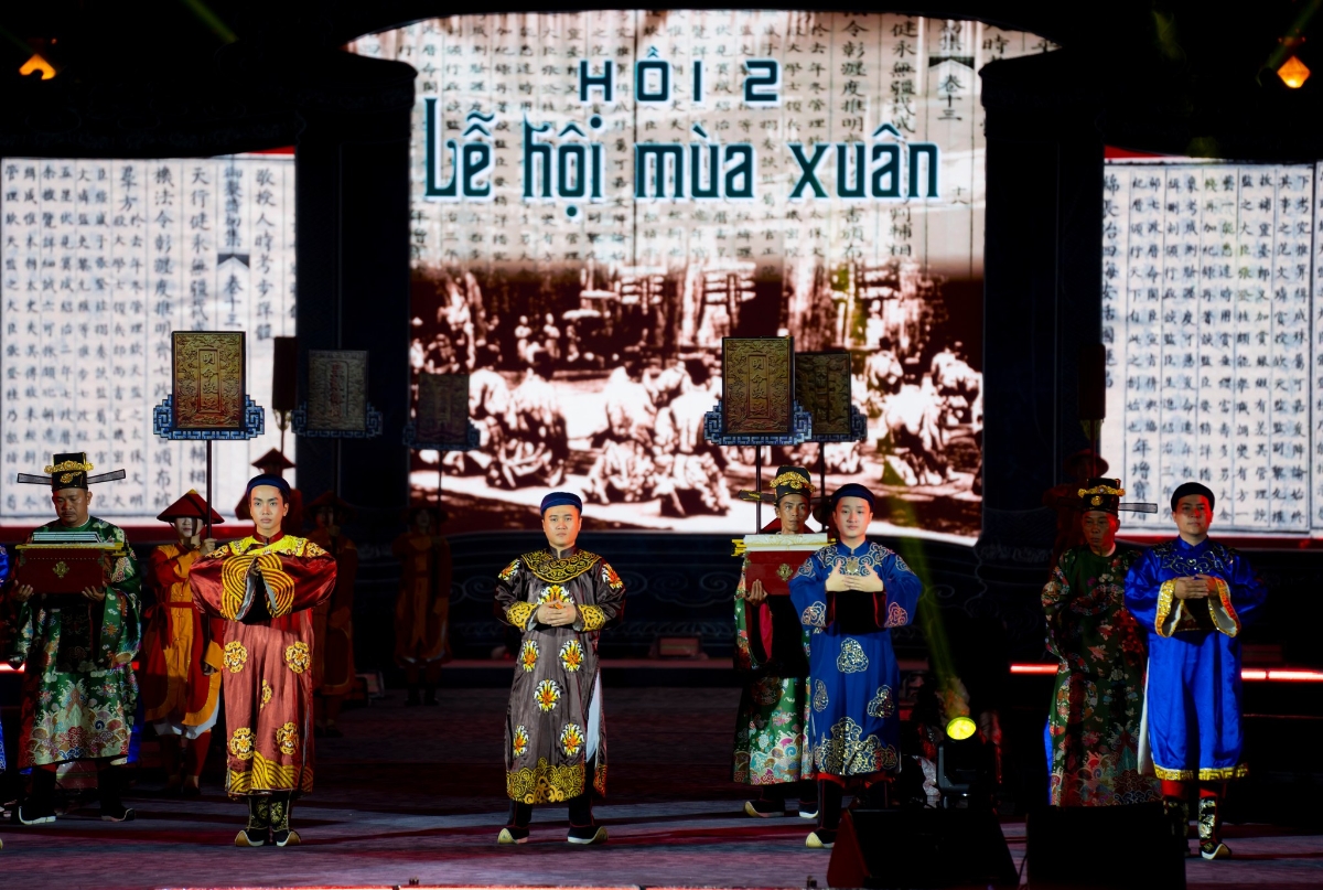 Không gian sân khấu được dàn dựng công phu giữa lòng Huế cổ kính.&nbsp;