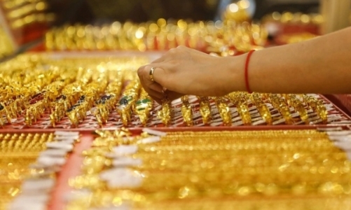 Domestic gold prices plunge after hitting record high