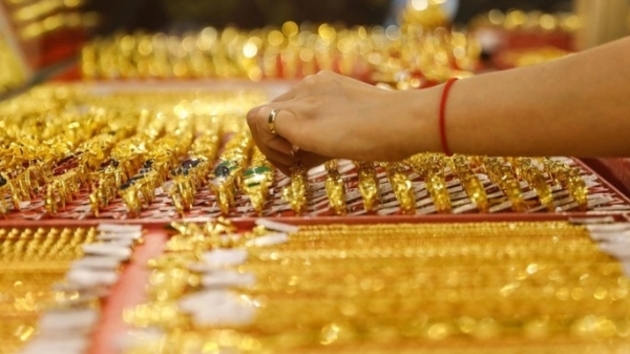 Domestic gold prices plunge after hitting record high