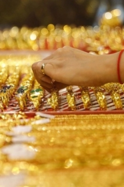 Domestic gold prices plunge after hitting record high