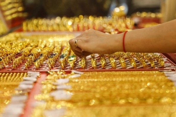 Domestic gold prices plunge after hitting record high