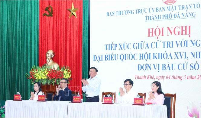 Thường trực Ban Bí thư Trần Cẩm Tú dự Hội nghị tiếp xúc cử tri với người ứng cử Đại biểu Quốc hội khoá XVI, đơn vị bầu cử số 1. Ảnh: TTXVN