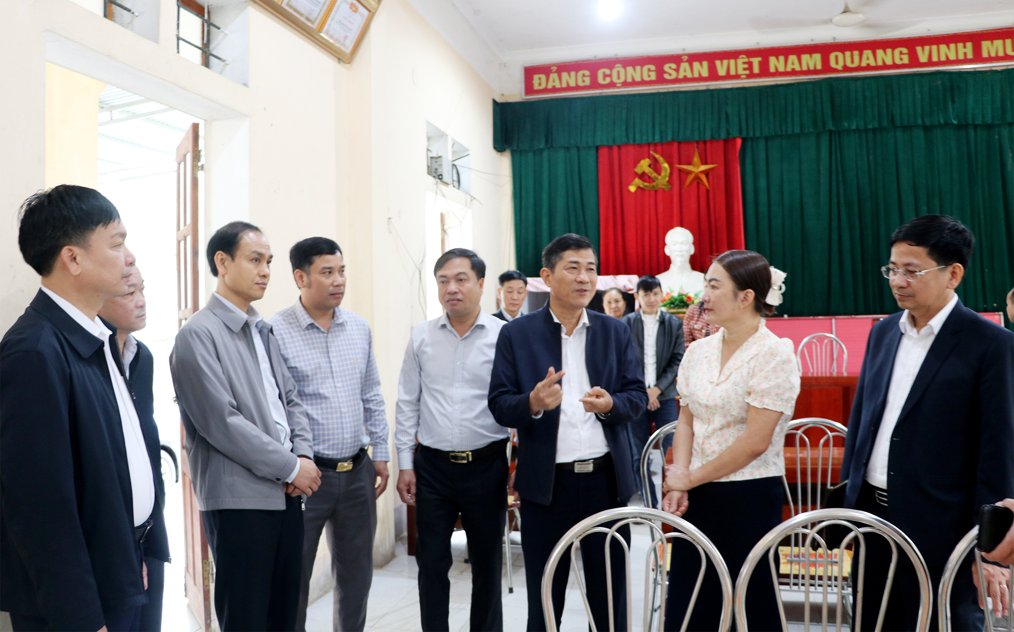 Đoàn kiểm tra điểm bầu cử tại bản Sơn Hà, xã Tam Quang. Đây là 01 trong 18 điểm bầu cử trên địa bàn xã với 977 cử tri tham gia bỏ phiếu