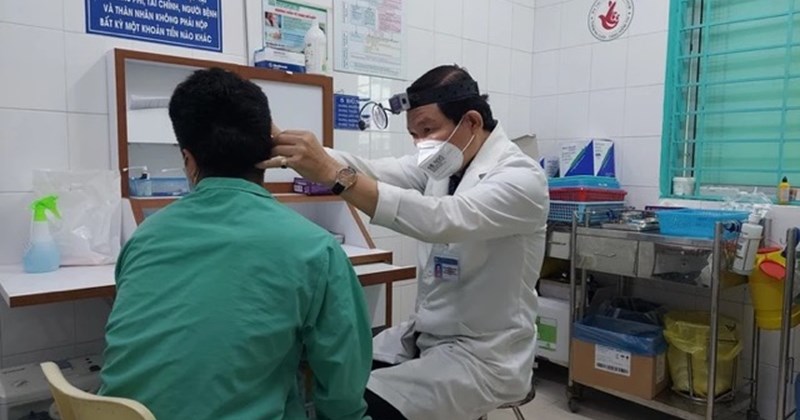 Do thường xuyên đeo tai nghe trong thời gian dài, bệnh nhân xuất hiện các triệu chứng đau tai, chảy dịch vàng.