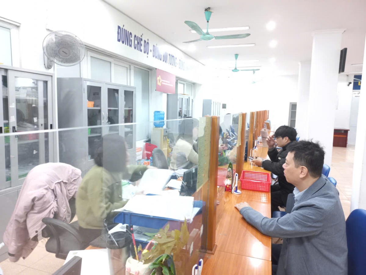 Người lao động làm thủ tục hưởng chế độ liên quan đến bảo hiểm. Ảnh: TH. 