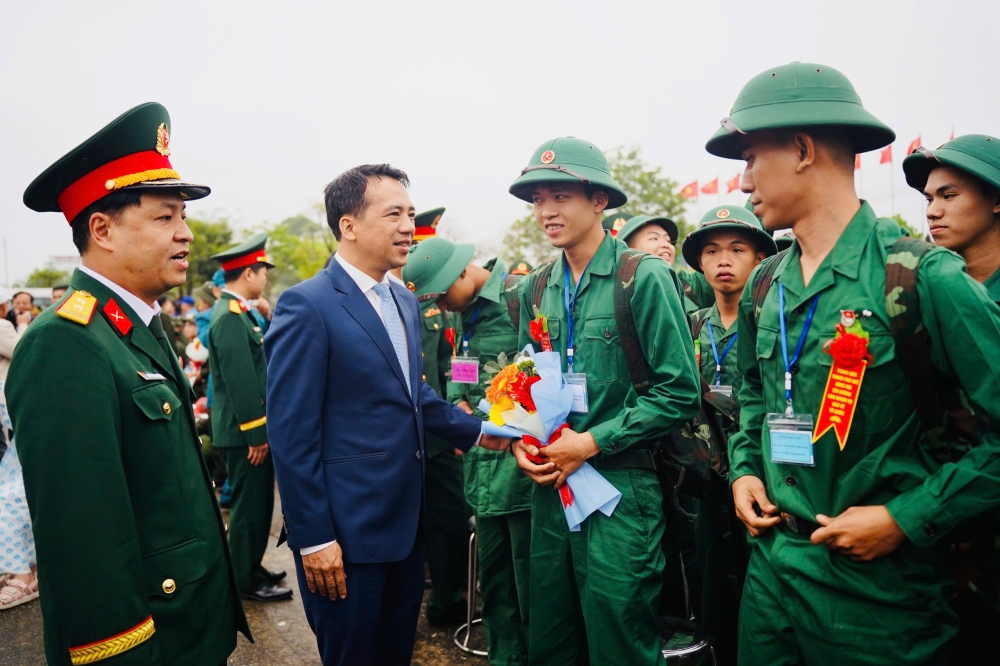 Lãnh đạo thành phố Huế động viên thanh niên trước khi lên đường.