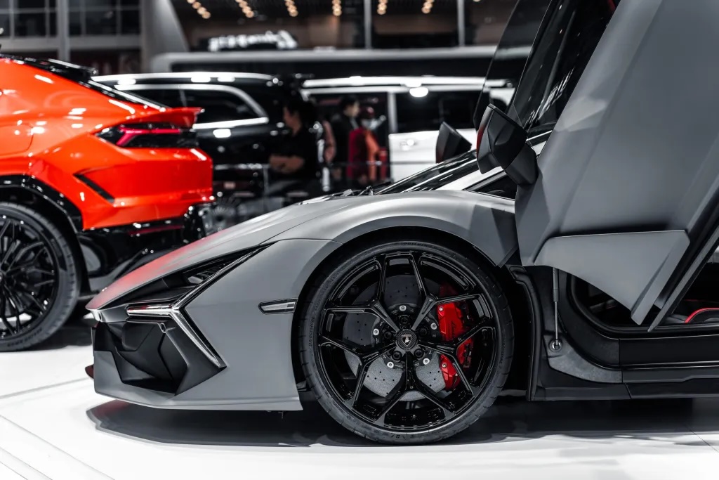 Nghịch lý điện hóa siêu xe: Ferrari chọn “cách mạng”, Lamborghini chọn “tiến hóa”