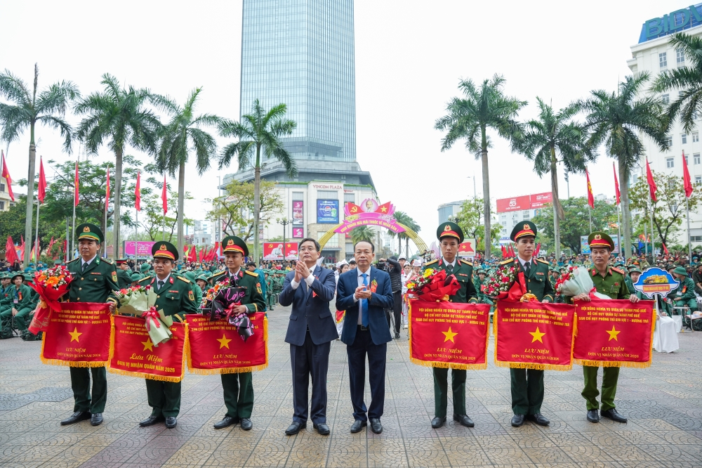 Lãnh đạo thành phố Huế tặng cờ cho các đơn vị nhận quân