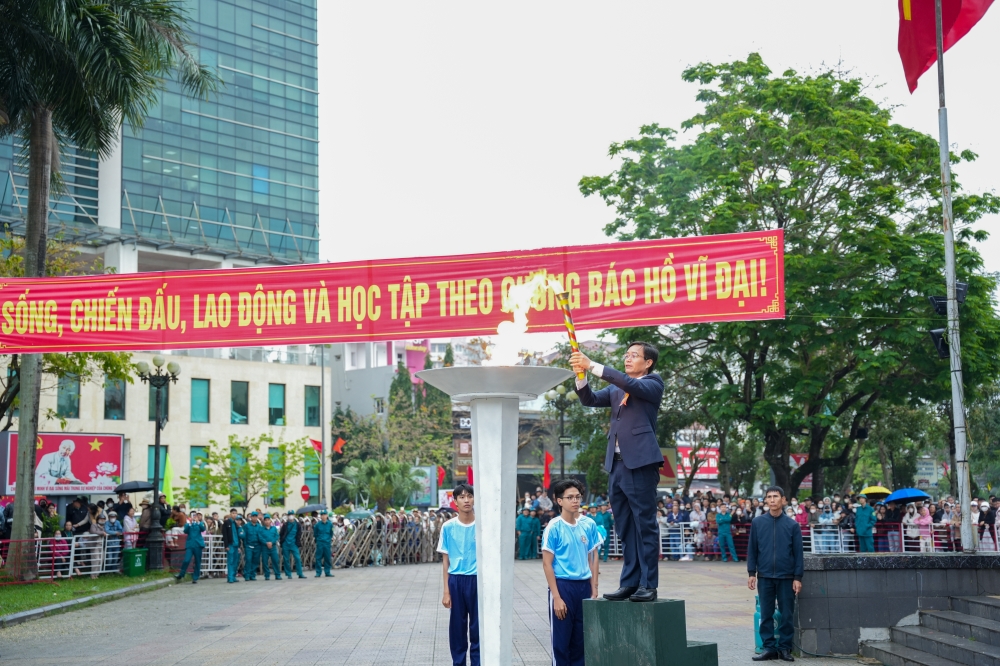 í thư Thành ủy thành phố Huế Nguyễn Đình Trung thắp đuốc tại lễ giao nhận quân