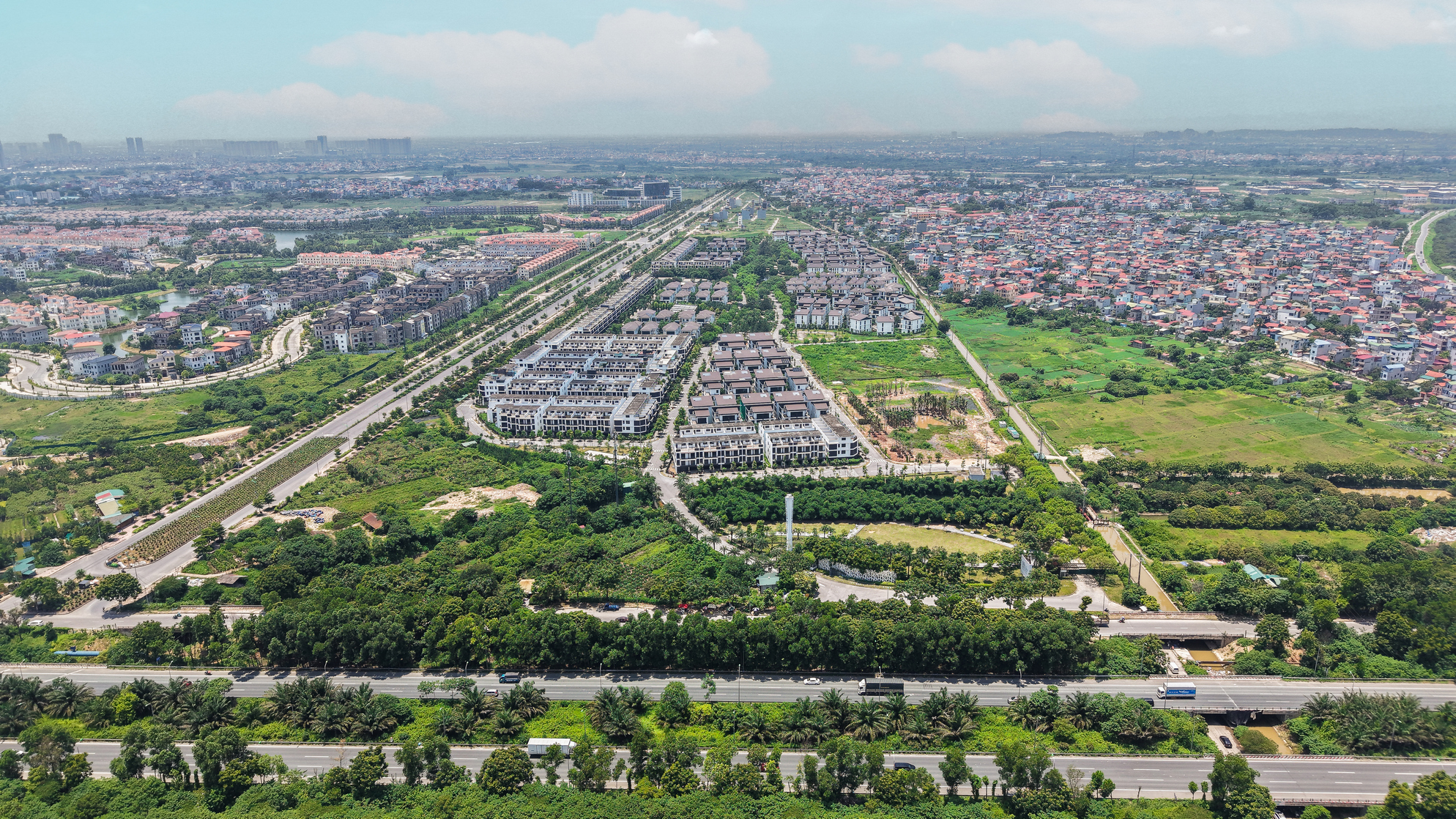 Phía Tây Hà Nội đang nổi lên như một cực tăng trưởng mới với nhiều khu đô thị quy mô và tiềm năng. Ảnh: Hà Đô.