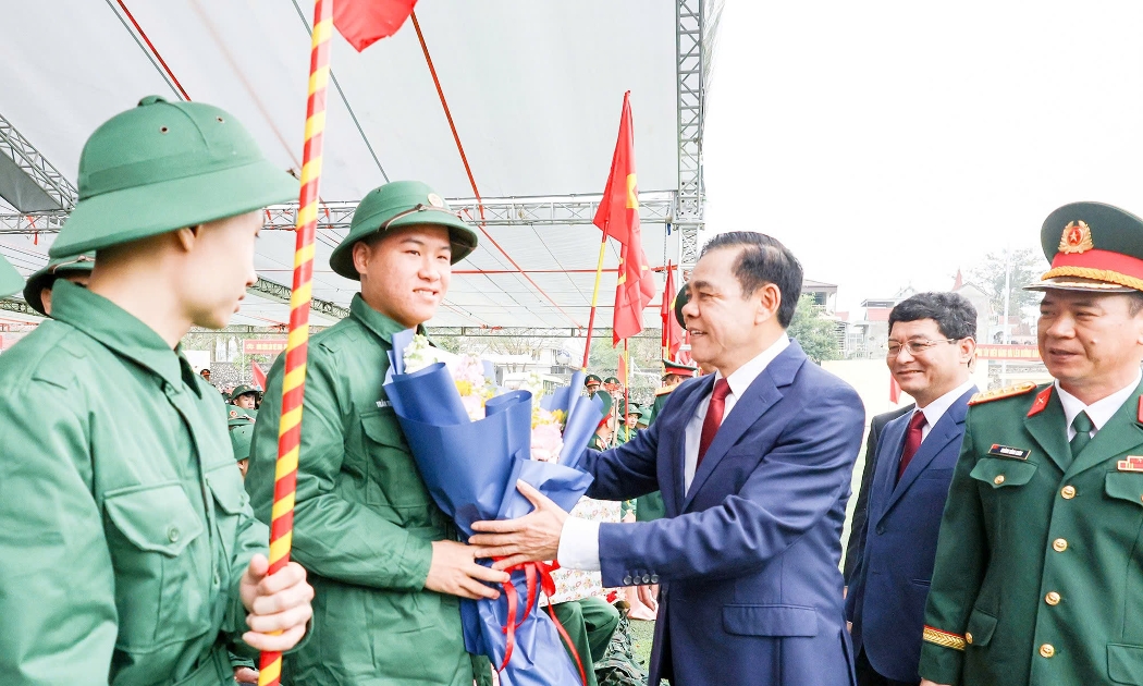 Chủ tịch UBND tỉnh Nghệ An Võ Trọng Hải chúc mừng các tân binh lên đường nhập ngũ.