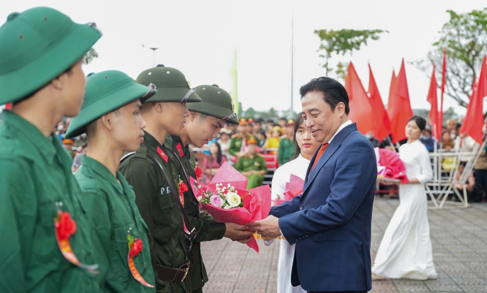 Chủ tịch UBND thành phố Huế Nguyễn Khắc Toàn tặng hoa chúc mừng các thanh niên lên đường nhập ngũ