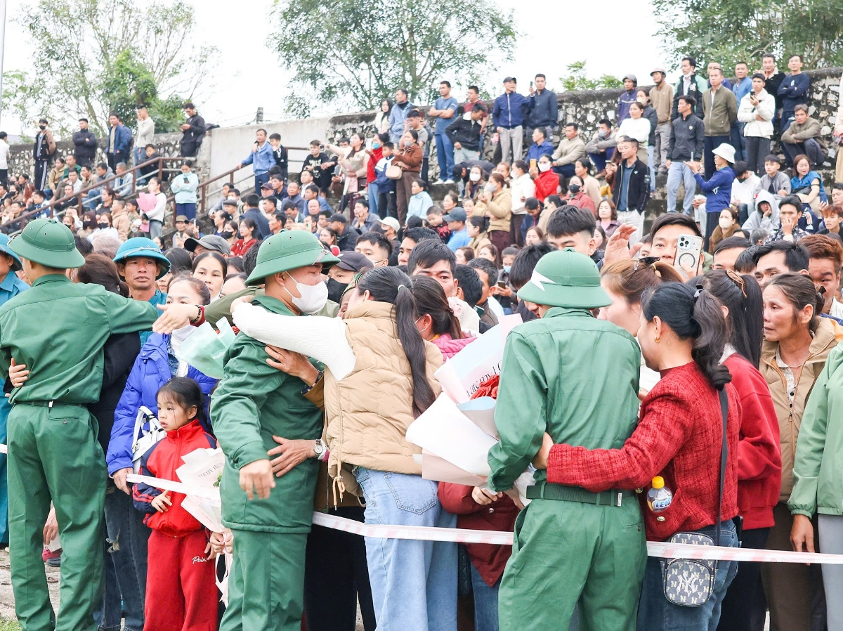 Các tân binh chia tay người thân trước khi nhập ngũ