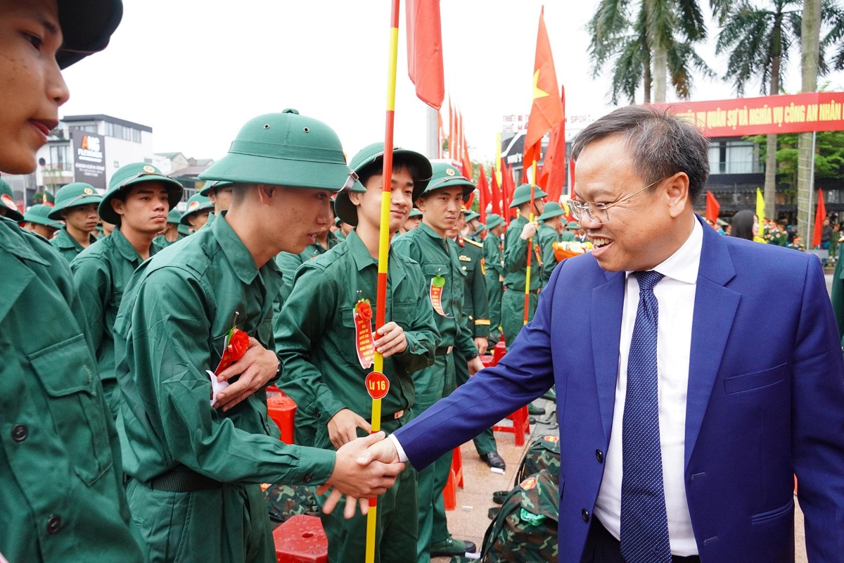 Lãnh đạo tỉnh Quảng Trị bắt tay động viên các tân binh