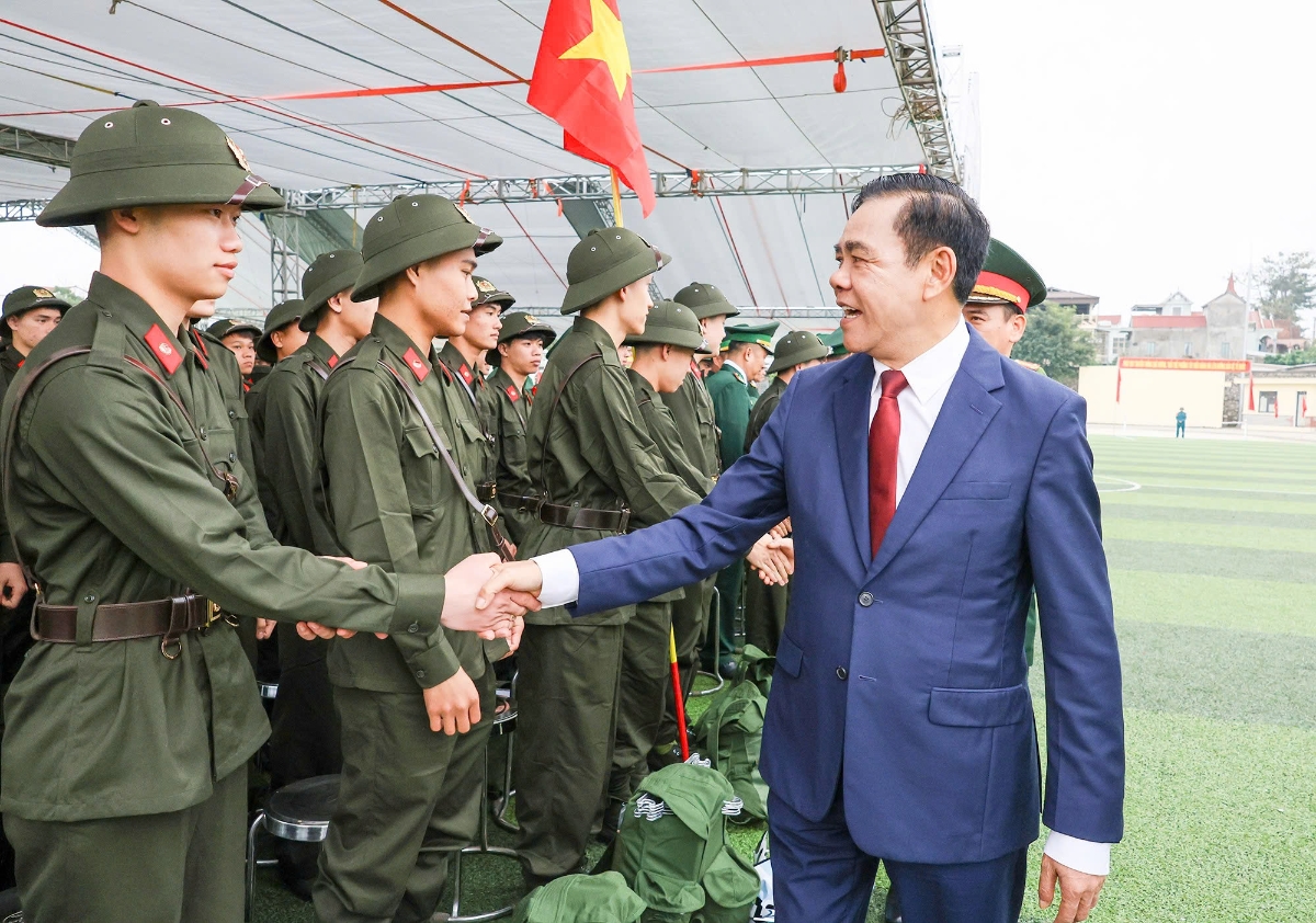 Lãnh đạo địa phương động viên thanh niên trước giờ lên đường nhập ngũ.