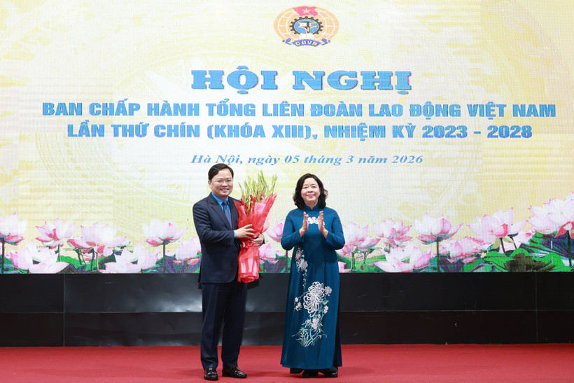 Bà Bùi Thị Minh Hoài, Ủy viên Bộ Chính trị, Bí thư Trung ương Đảng, Bí thư Đảng ủy Mặt trận Tổ quốc, các đoàn thể Trung ương, Chủ tịch Ủy ban Trung ương Mặt trận Tổ quốc Việt Nam tặng hoa, trao quyết định cho ông Nguyễn Anh Tuấn. 