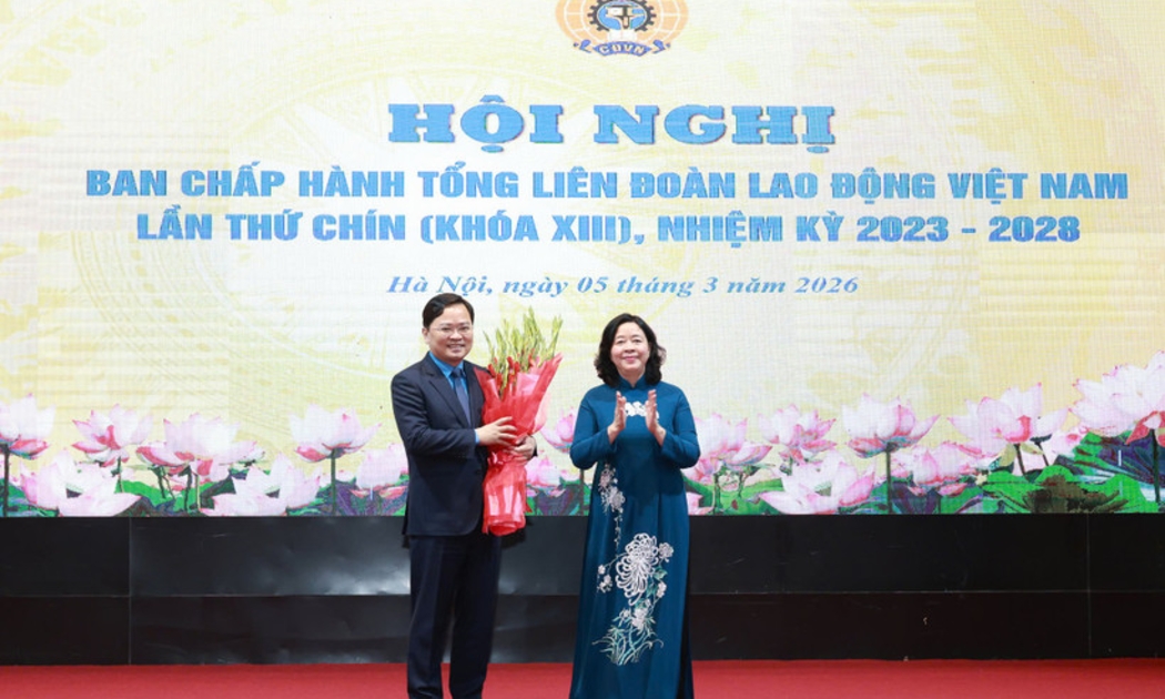 Bà Bùi Thị Minh Hoài, Ủy viên Bộ Chính trị, Bí thư Trung ương Đảng, Bí thư Đảng ủy Mặt trận Tổ quốc, các đoàn thể Trung ương, Chủ tịch Ủy ban Trung ương Mặt trận Tổ quốc Việt Nam tặng hoa, trao quyết định cho ông Nguyễn Anh Tuấn. 
