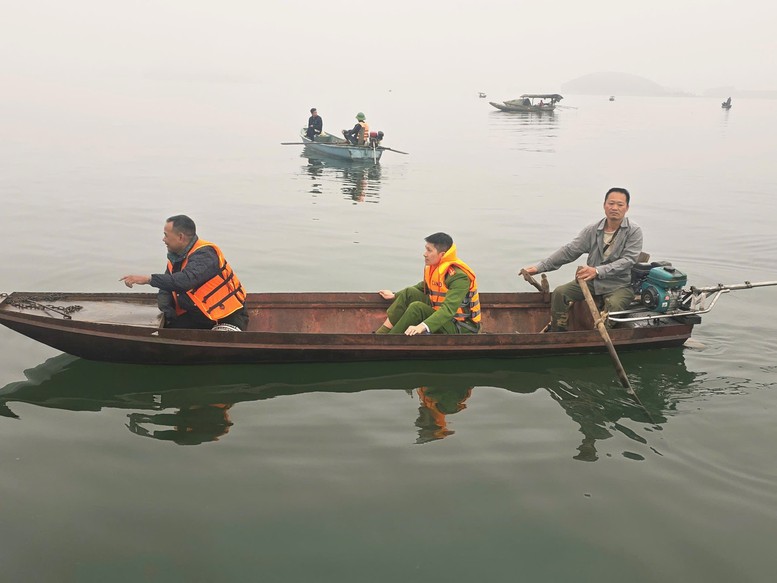 Ông Hà Ngọc Sơn (người chèo thuyền) giúp lực lượng chức năng xác định vị trí tàu gặp nạn.