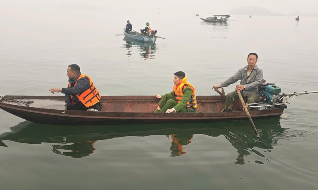 Ông Hà Ngọc Sơn (người chèo thuyền) giúp lực lượng chức năng xác định vị trí tàu gặp nạn.