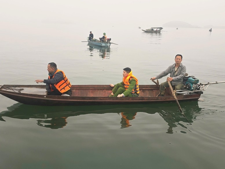 Ông Hà Ngọc Sơn (người chèo thuyền) giúp lực lượng chức năng xác định vị trí tàu gặp nạn.