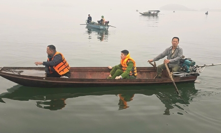 Ông Hà Ngọc Sơn (người chèo thuyền) giúp lực lượng chức năng xác định vị trí tàu gặp nạn.