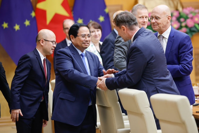 Thủ tướng Chính phủ Phạm Minh Chính gặp mặt các đại sứ, đại biện Liên minh châu Âu (EU) và các nước thành viên EU tại Hà Nội và kiêm nhiệm - Ảnh: VGP
