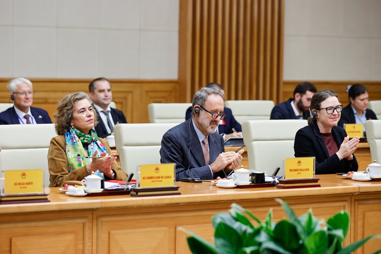 Các đại sứ, đại biện EU tại Việt Nam dự cuộc gặp - Ảnh: VGP