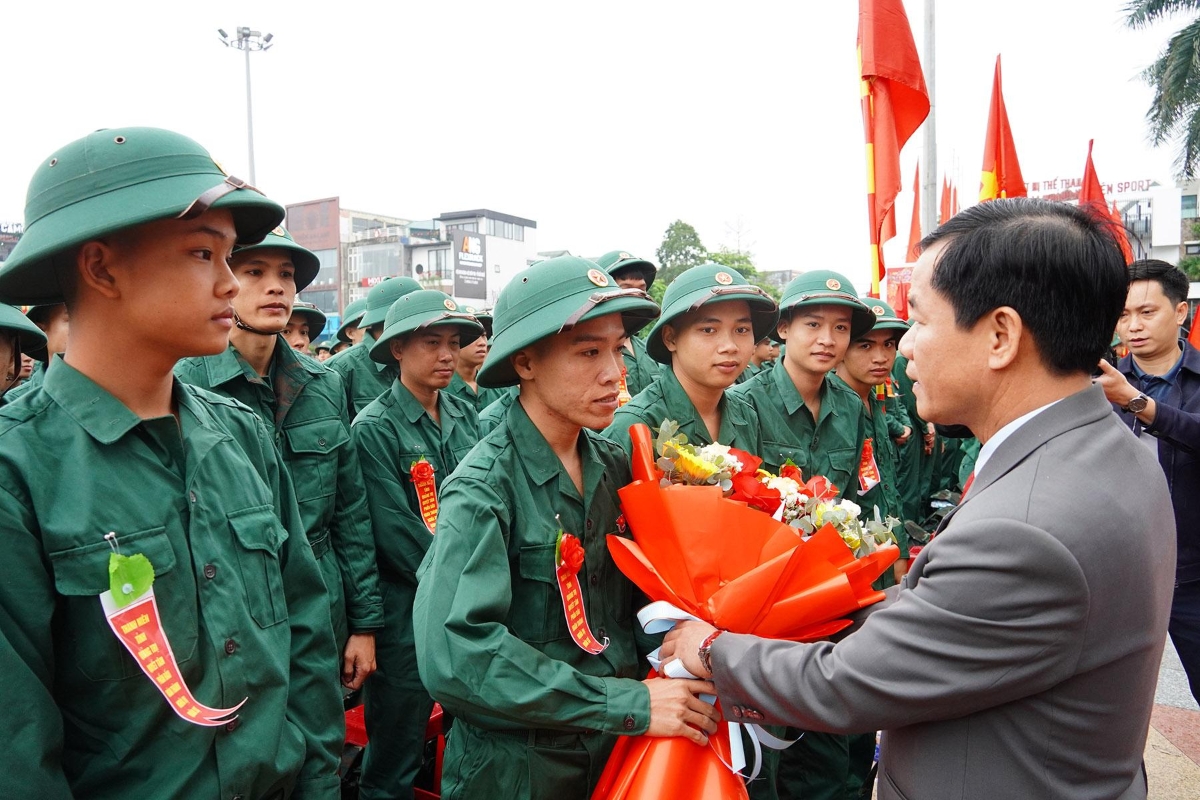 Lãnh đạo tỉnh Quảng Trị tặng hoa động viên tân binh trước giờ nhập ngũ.