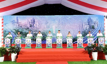 Chủ tịch Quốc hội Trần Thanh Mẫn và các đại biểu bấm nút khởi động Dự án bồi thường, hỗ trợ tái định cư đường Hương Lộ 2 - Ảnh: Báo Đại biểu Nhân dân.