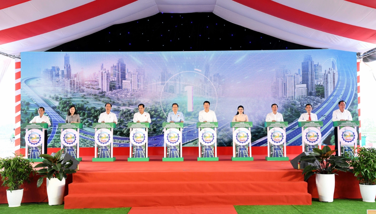 Chủ tịch Quốc hội Trần Thanh Mẫn và các đại biểu bấm nút khởi động Dự án bồi thường, hỗ trợ tái định cư đường Hương Lộ 2 - Ảnh: Báo Đại biểu Nhân dân.