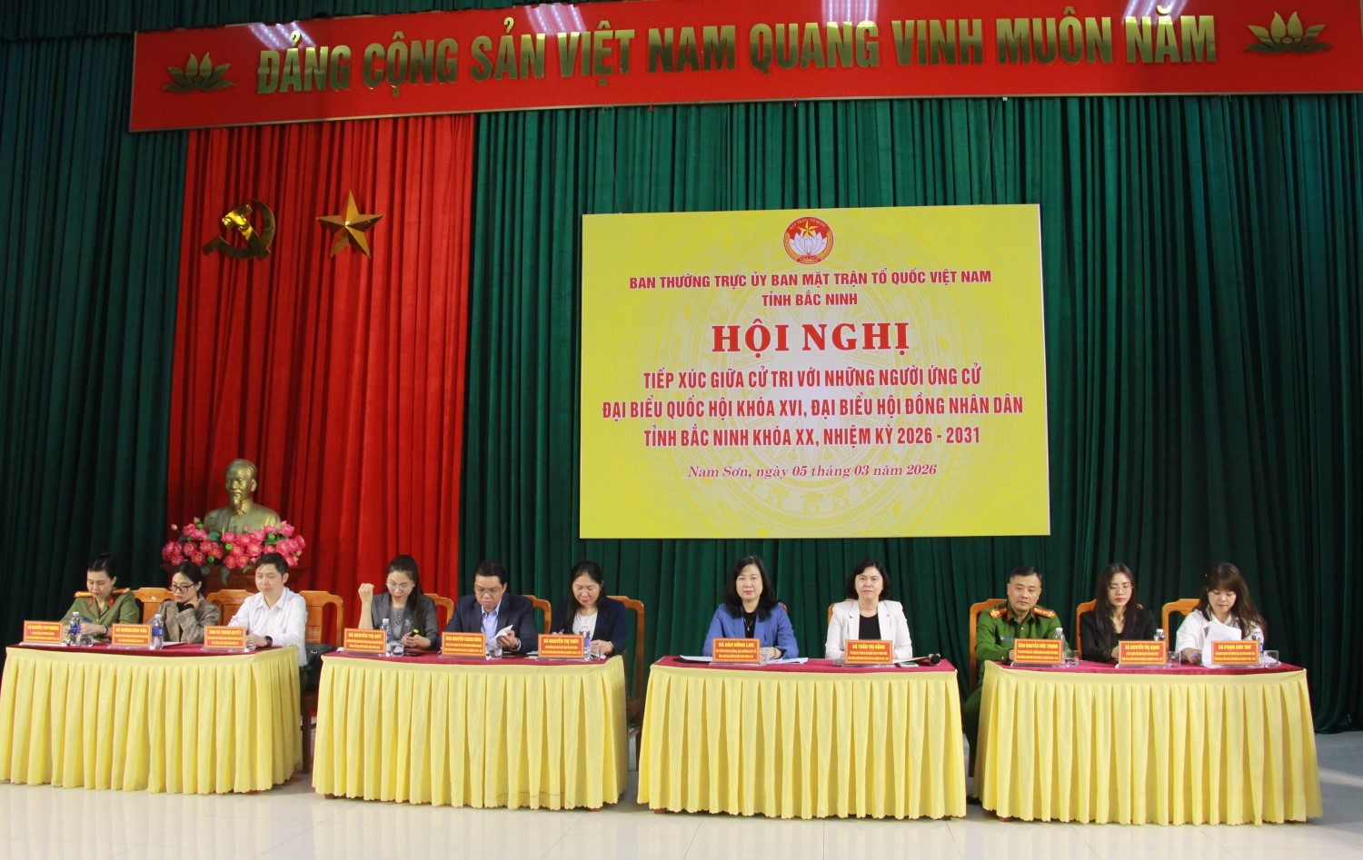 Bộ trưởng Bộ Y tế Đào Hồng Lan và các ứng viên tiếp xúc cử tri tại phường Nam Sơn, tỉnh Bắc Ninh.