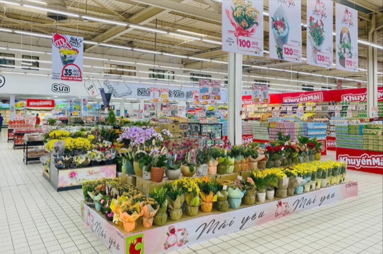 Các trung tâm mua sắm, siêu thị và cửa hàng lớn cũng đồng loạt tung ra chương trình khuyến mại hấp dẫn.