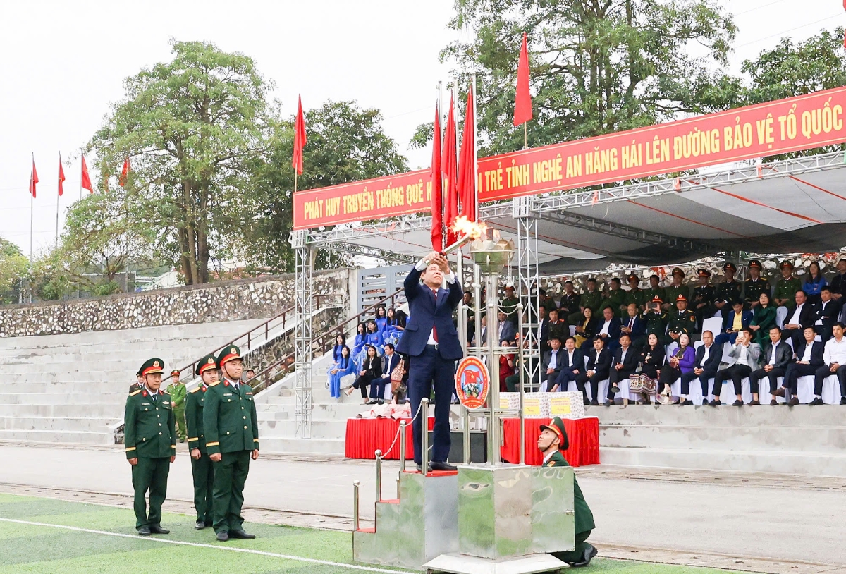 Chủ tịch UBND tỉnh Nghệ An Võ Trọng Hải thắp lửa truyền thống