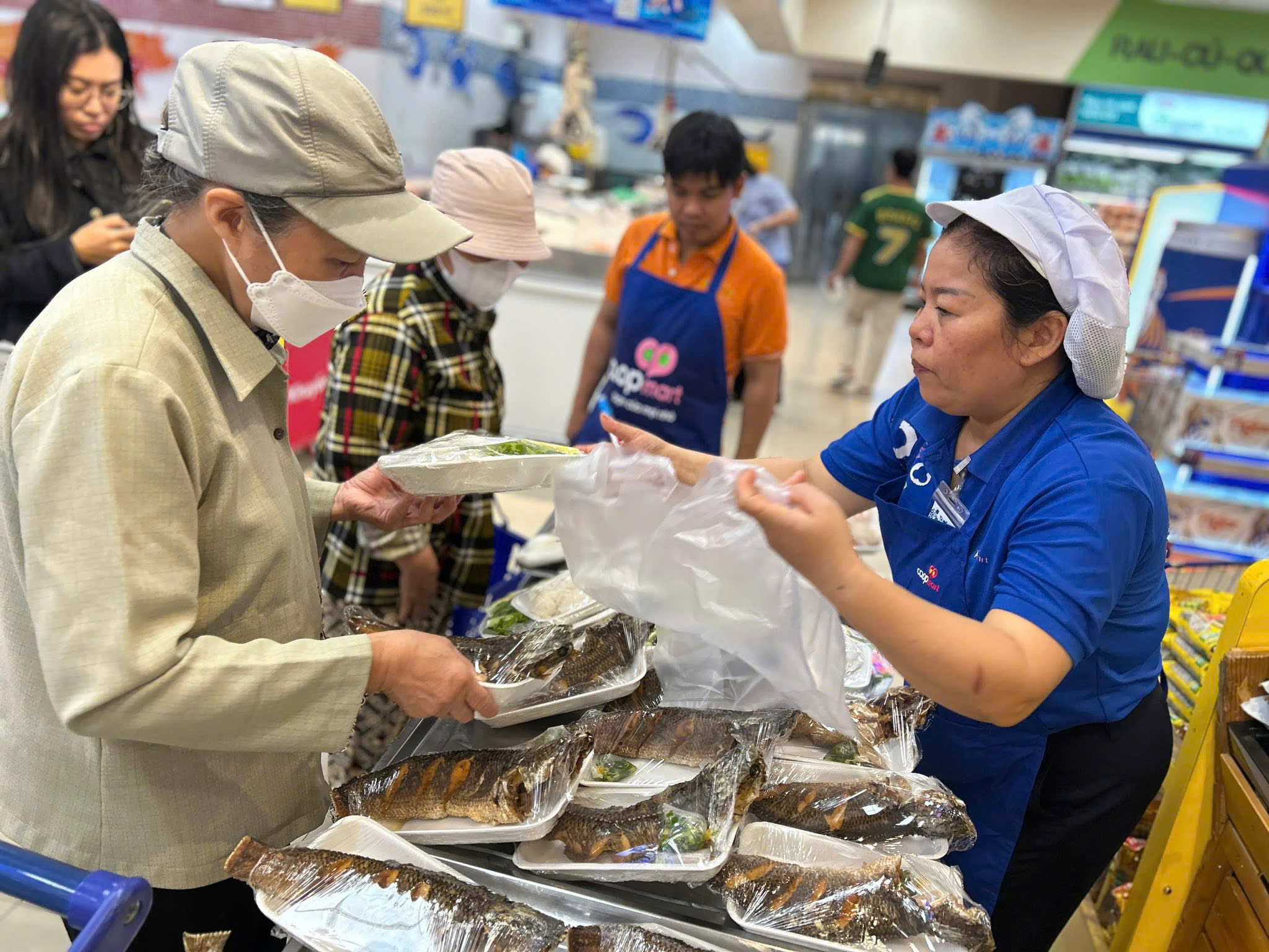 Các chương trình giảm giá áp dụng từ mỹ phẩm, thời trang đến thực phẩm và hàng tiêu dùng thiết yếu.