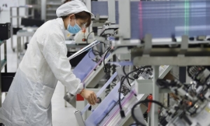 Một công nhân đang làm việc trên dây chuyền sản xuất của một công ty sản xuất chip bán dẫn tại Suqian, tỉnh Giang Tô.